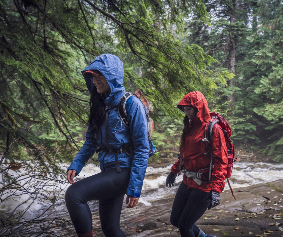 Twee wandelaars wandelen in de regen