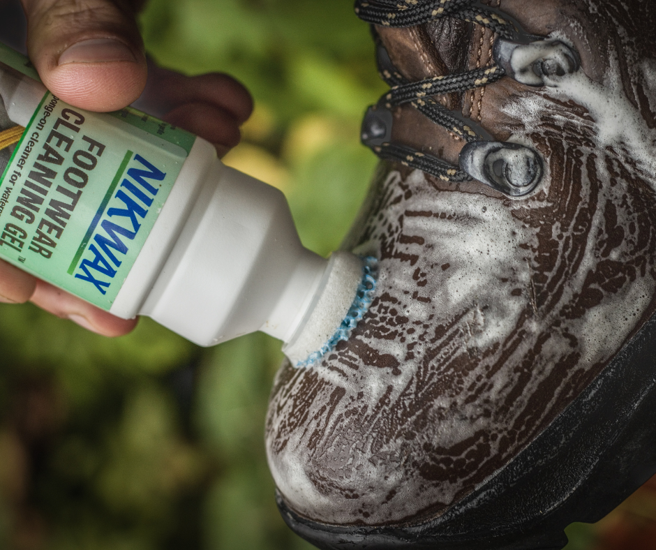 Wandelschoen wordt schoongemaakt met NIKWAX Cleaning Footwear Gel.
