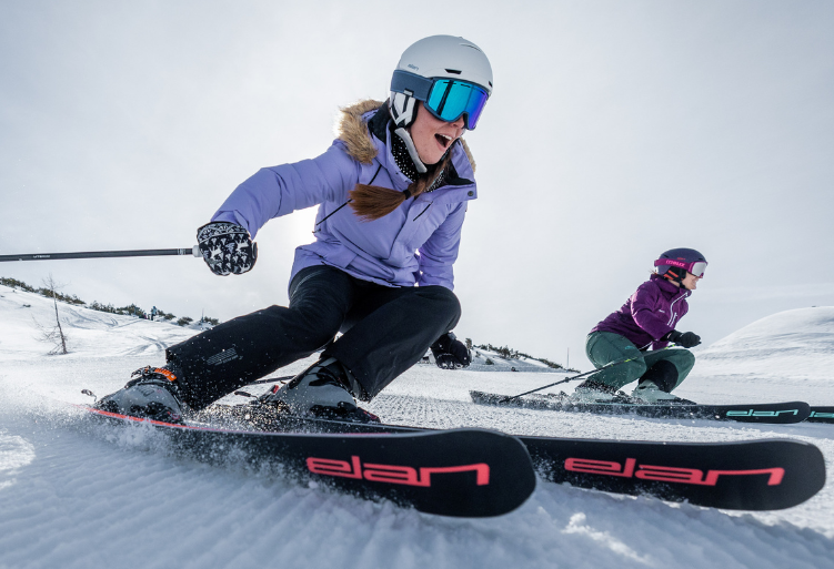Skier skiet naar beneden met elan skis