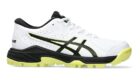 Velhockeyschoenen van Asics op een witte achtergrond
