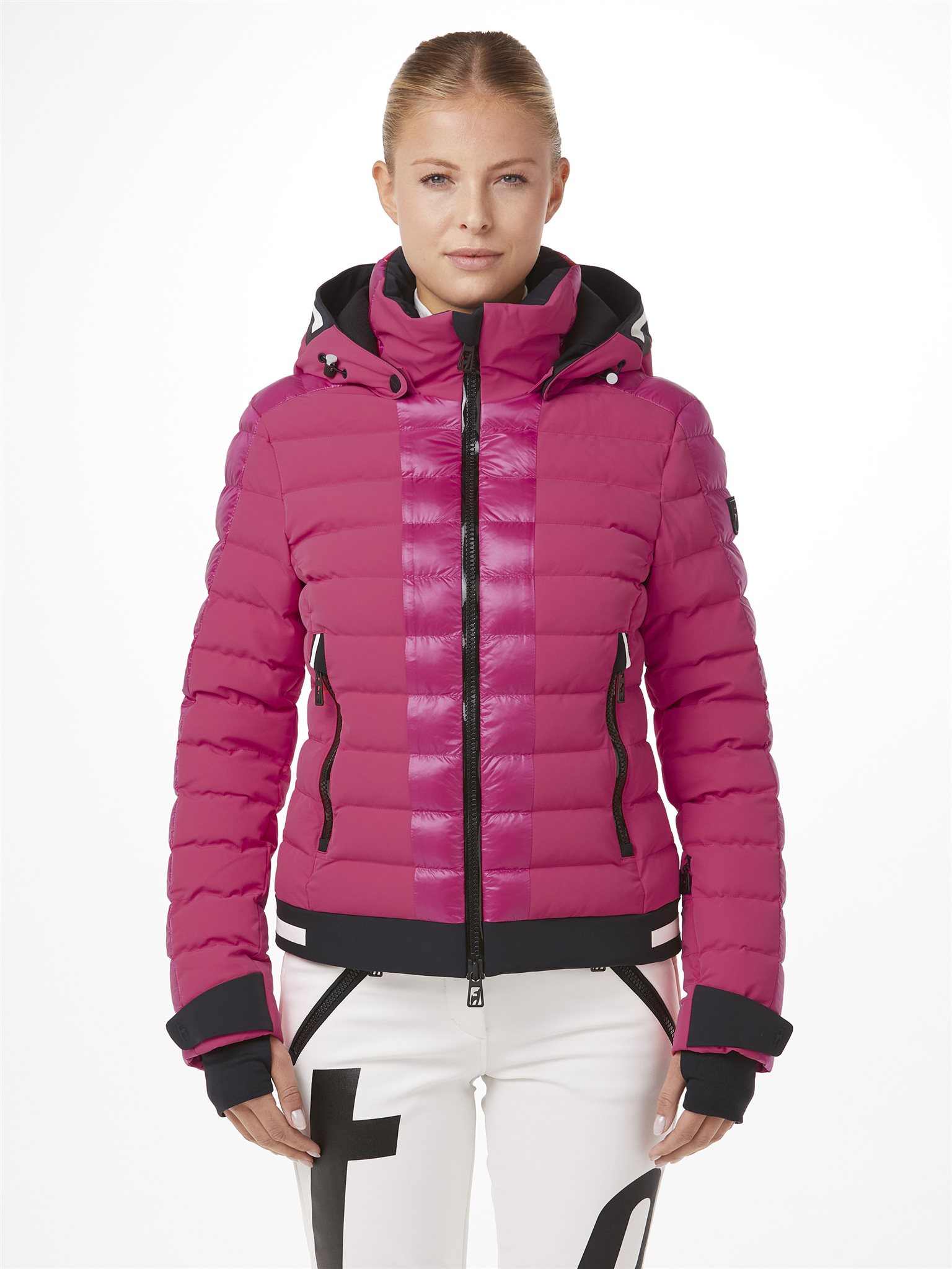 Vrouw poseert in skijas van Toni Sailer op een witte achtergrond