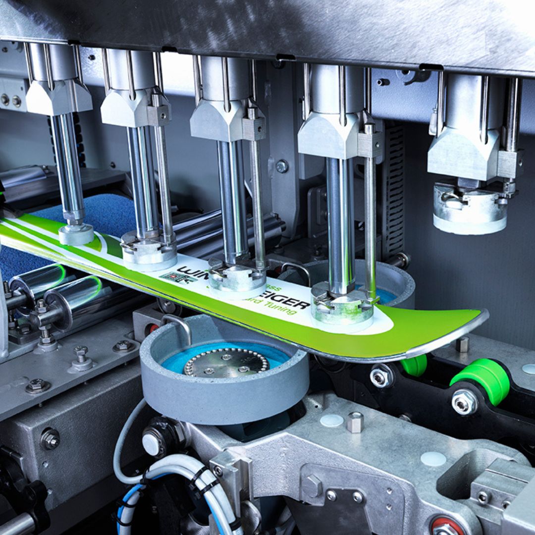 Ski word geslepen en gewaxt in de Wintersteiger jupiter crown slijpmachine