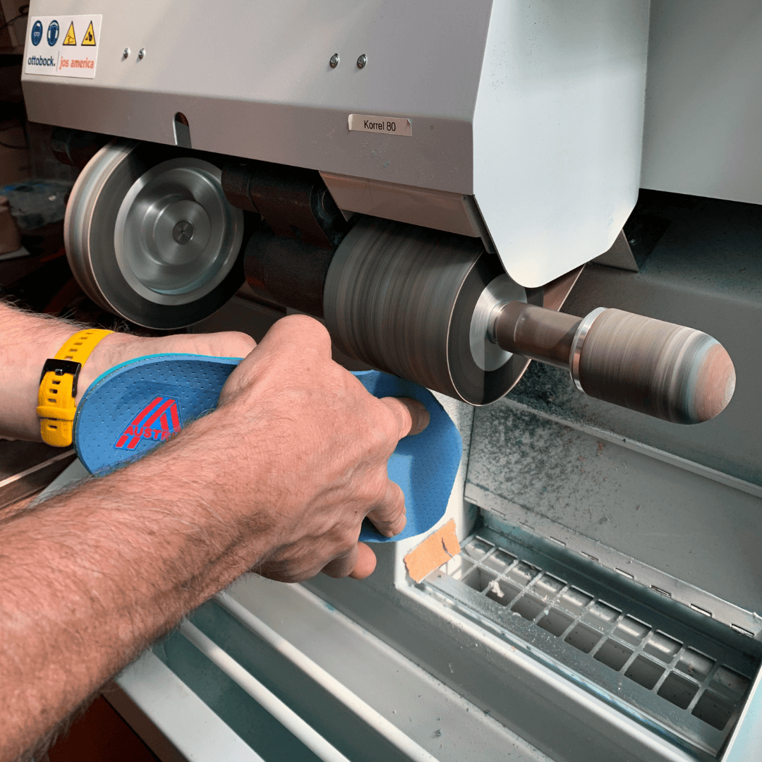 Medewerker van Austria Sport is een correctiezool aan het bijwerken